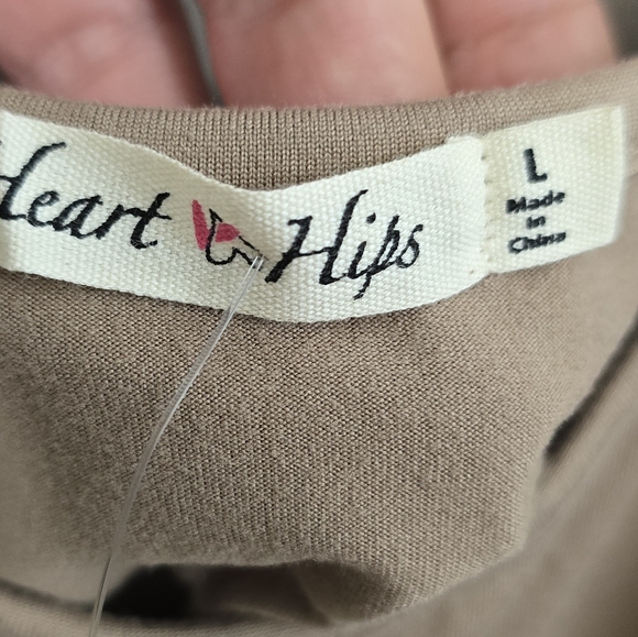 NWT Heart Hips Light Taupe Cropped Tank Top - Picture 4 of 6